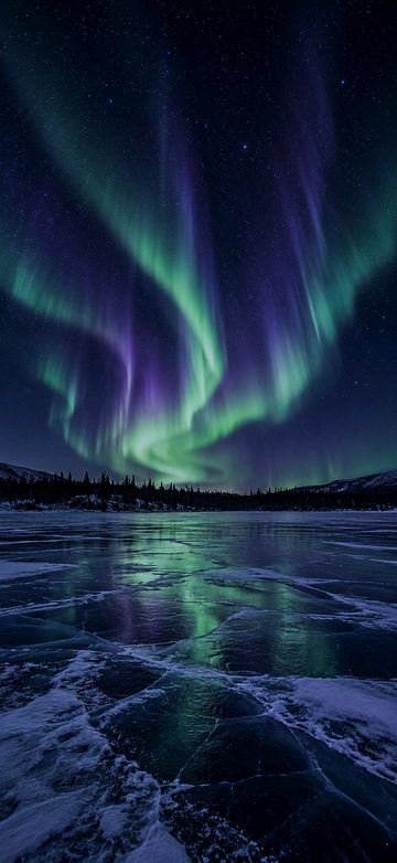 Aurora Over A Frozen Lake, dark lock screen